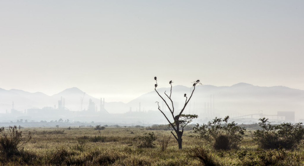 Comperj, uma refinaria e petroquímica gigante complexo construído pela empresa estatal de petróleo, a Petrobras, em Itaboraí, Brasil. O projeto inacabado foi originalmente planejado para custar US $ 6,1 bilhões, mas uma auditoria do Estado colocar o preço próximo de US $ 50 bilhões. Credit Andre Vieira para o The New York Times