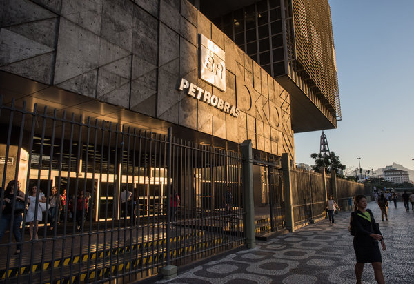 A sede da empresa brasileira estatal de petróleo, a Petrobras, no Rio de Janeiro. Credit Andre Vieira para o The New York Times