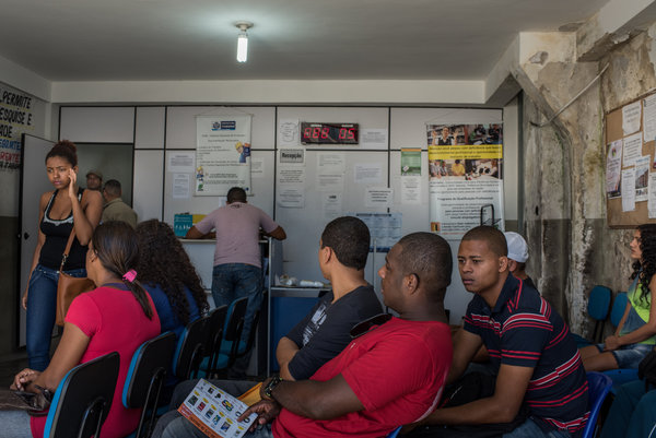 Os candidatos a emprego em Itaboraí, onde a Petrobras inaugurou uma refinaria e petroquímica complexo gigante, em um centro de emprego do governo. Cerca de 20.000 trabalhadores chegaram à região há seis anos como a construção começou, mas quando o escândalo veio à tona, o trabalho no projeto interrompido. Credit Andre Vieira para o The New York Times