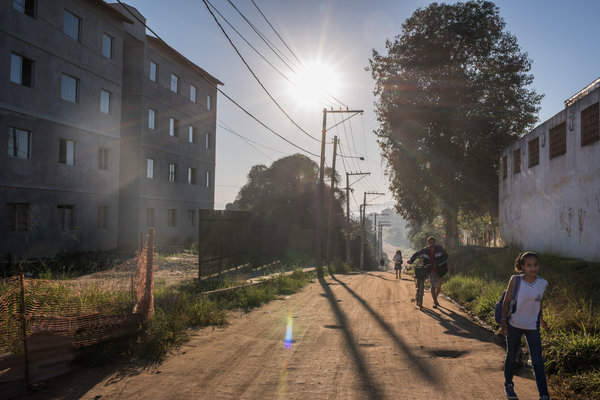 PAC Itambi, um complexo residencial para famílias de baixa renda que vivem em áreas sob risco de inundações construídas pelo governo federal em Itambi, um subúrbio pobre de Itaboraí, ao lado da entrada do Comperj, um complexo de petróleo e gás gigante construído pelo petróleo brasileiro empresa Petrobras. Credit Andre Vieira para o The New York Times