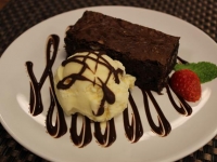 Brownie com sorvete de chocolate ou creme - R$ 18,00