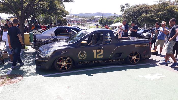 São Gonçalo Shopping realiza exposição de carros rebaixados