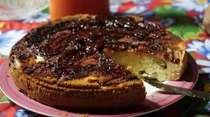 Bolo de banana assado com três camadas de recheio