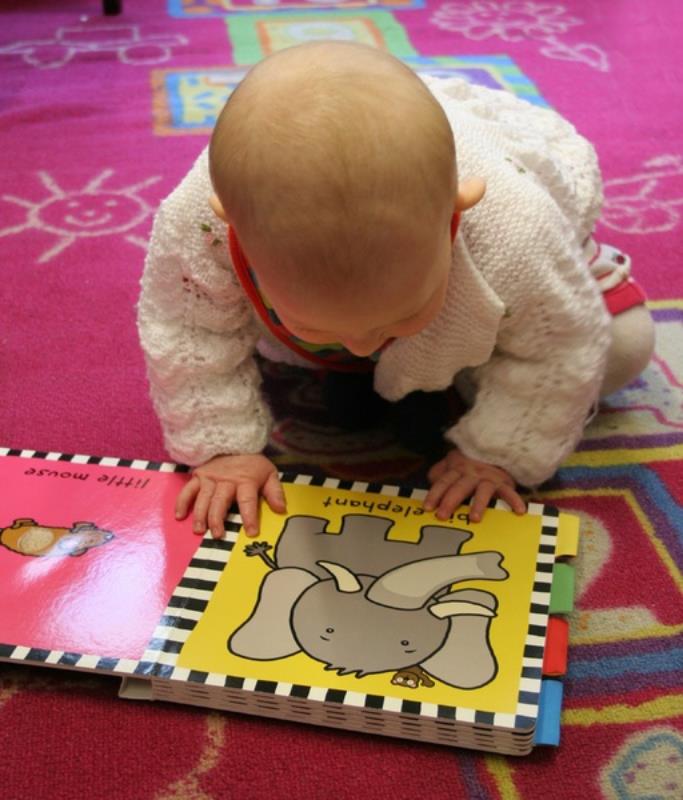 Bebê com livro