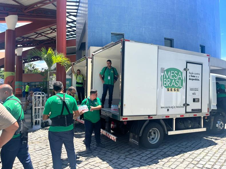 Mesa Brasil Sesc RJ entrega 1,6 tonelada de alimentos