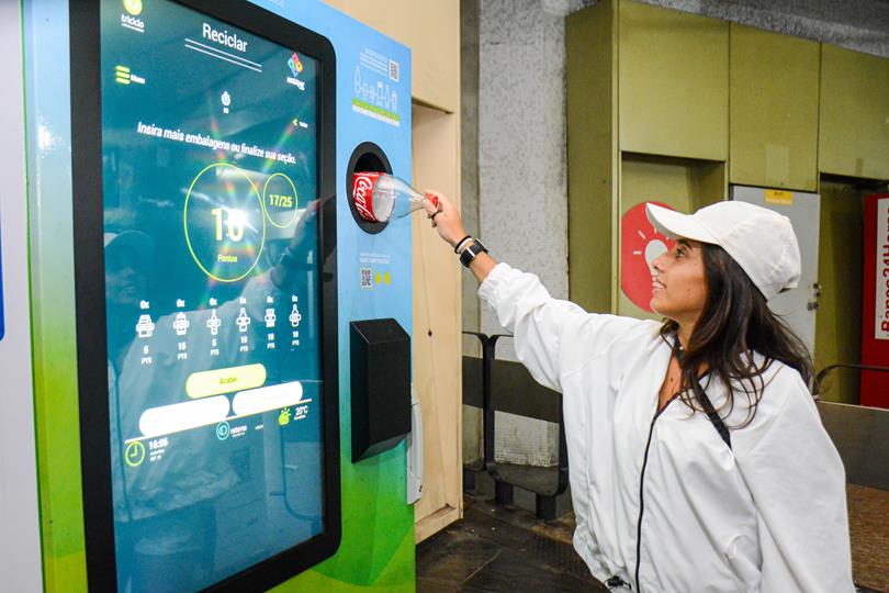 Máquina de reciclar garrafas na estação de metrô Siqueira Campos -Copacabana_foto_ Claudia Dantas(2)