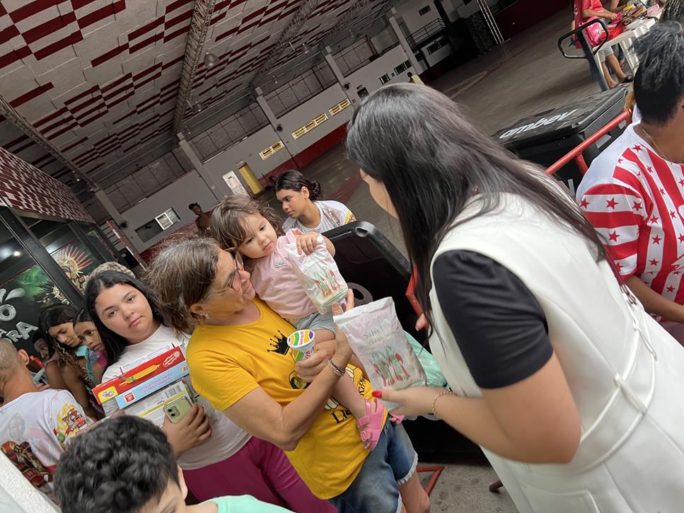 Porto da Pedra promove tradicional distribuição de doces