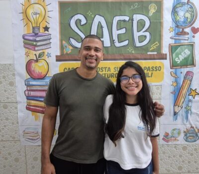 Aluna Camila Marconi Alves da Paz, do Centro Estadual Miguel Couto, em Duque de Caxias, autora do conto “O príncipe e a camponesa”, com o Professor Fred de Souza Campos