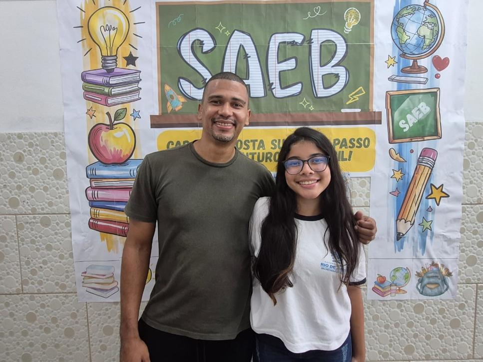 Aluna Camila Marconi Alves da Paz, do Centro Estadual Miguel Couto, em Duque de Caxias, autora do conto “O príncipe e a camponesa”, com o Professor Fred de Souza Campos