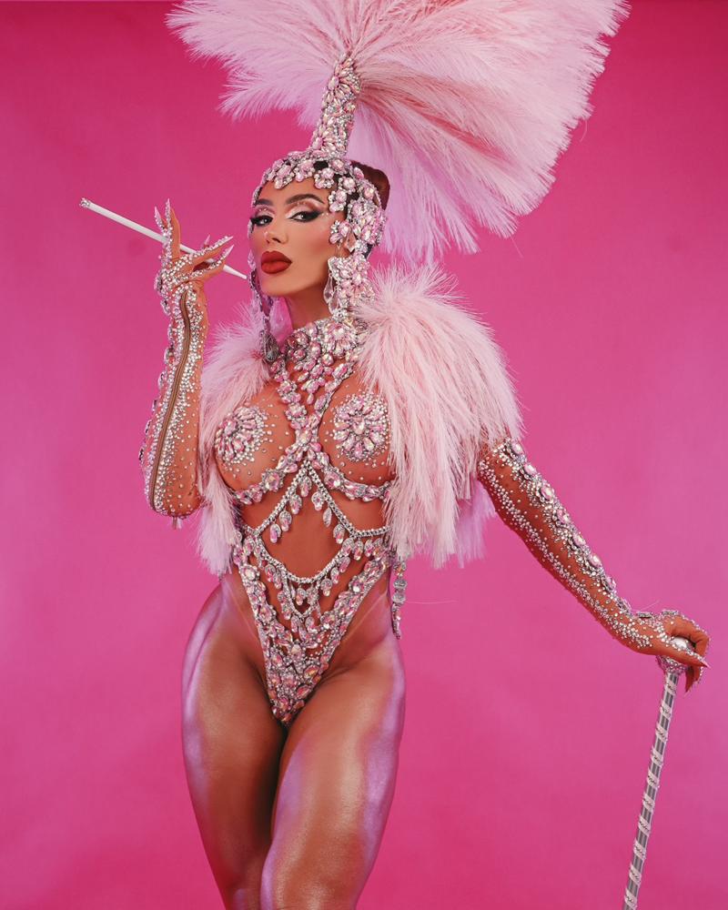 Andrea Andrade como Satine, a icônica personagem do filme Moulin Rouge