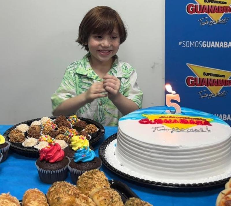 Supermercados Guanabara recebe fã mirim Bruno Esquerdo