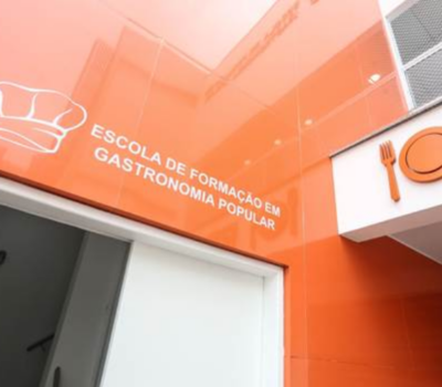 Alunos em aula prática na Escola de Gastronomia Popular Nédio José Mocellin, no Fonseca, em Niterói