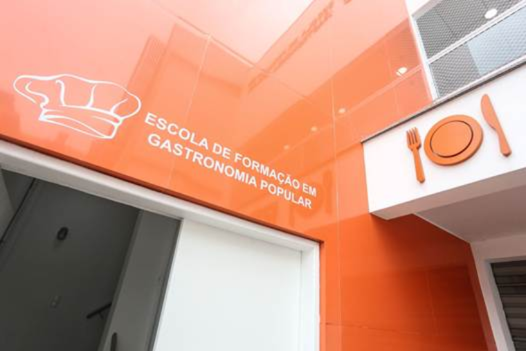 Alunos em aula prática na Escola de Gastronomia Popular Nédio José Mocellin, no Fonseca, em Niterói